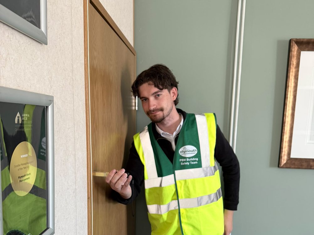 Checking a flat entrance fire door and its hardware