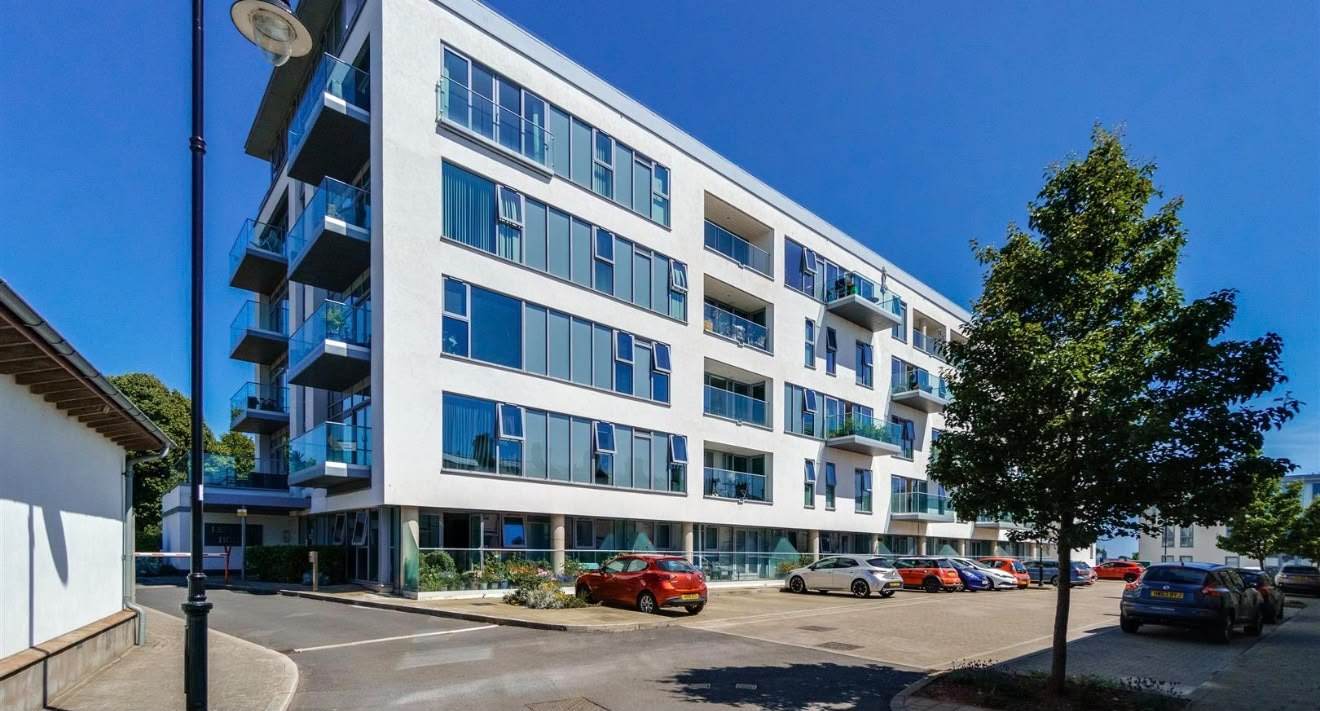 Leeward House, contemporary balconied apartments